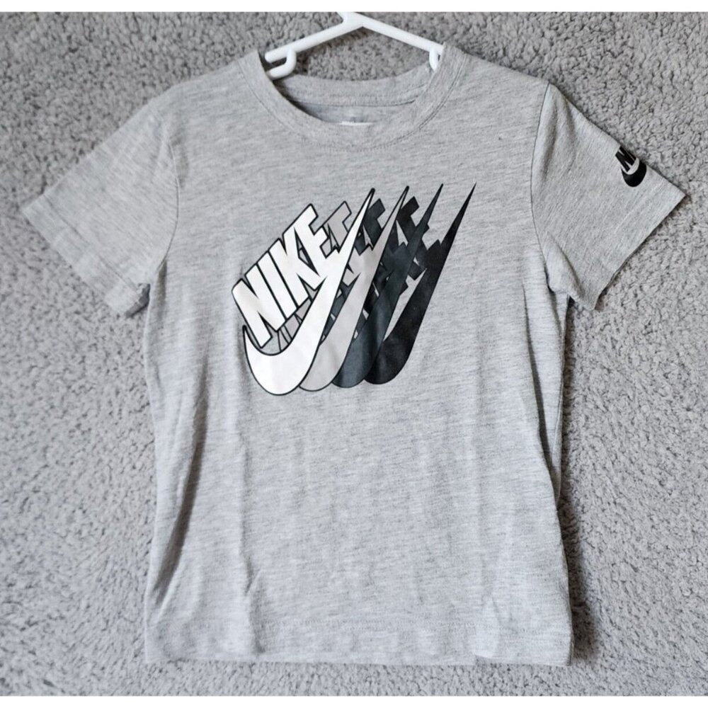 The Nike Tee Athletic Cut Gray Swoosh Logo Boys T Shirt Youth Size Medium